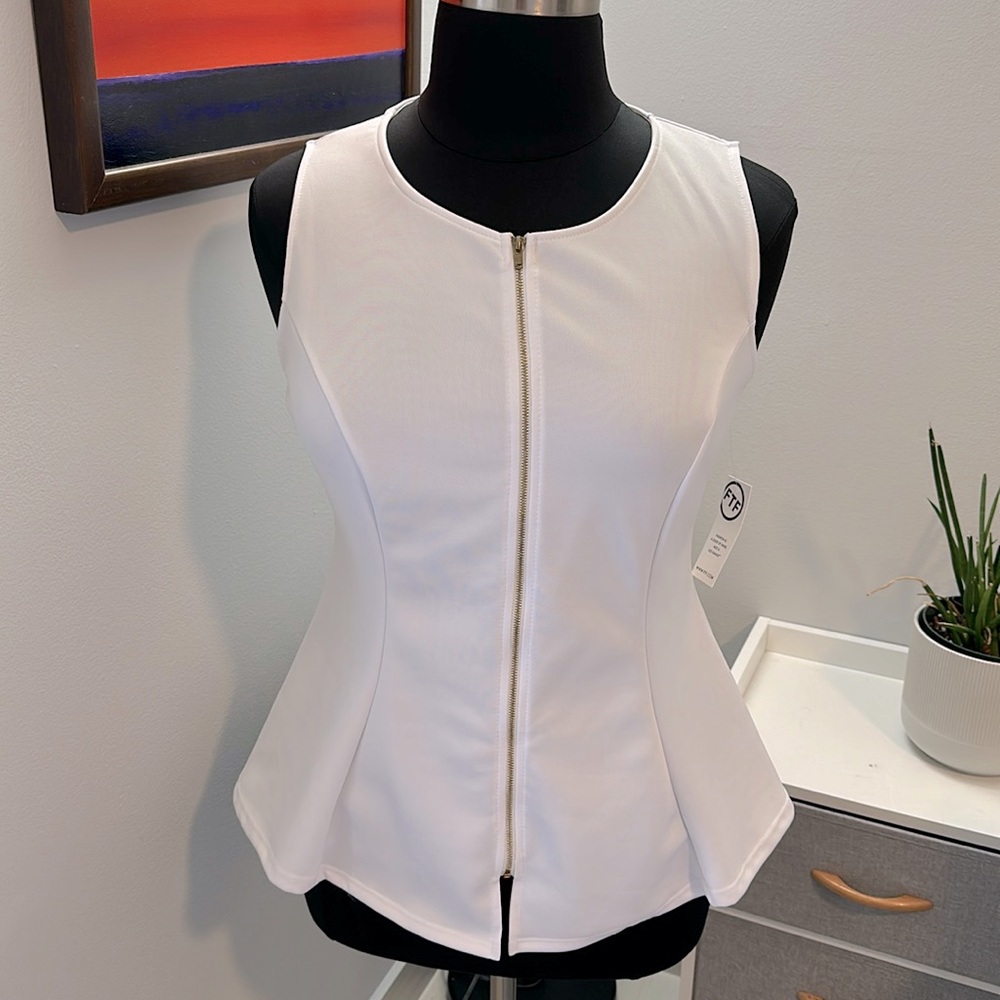 Fashion to figure white sleeveless top peplum style - size 1